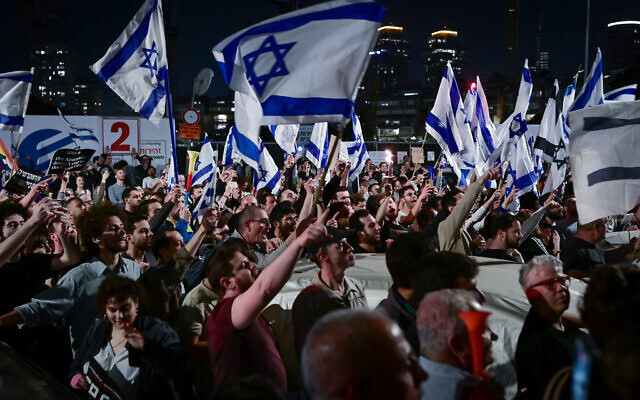Israelis demonstrate outside a hair salon in Tel Aviv where Prime Minister Benjamin Netanyahu's wife Sara Netanyahu was, on March 1, 2023. (Avshalom Sassoni/Flash90)