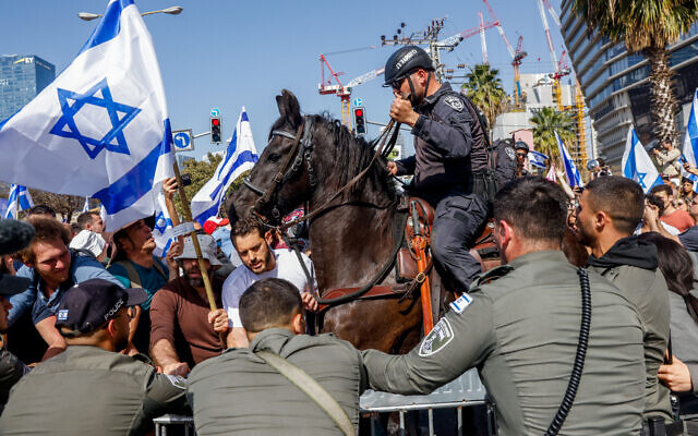 Mounted police move against demonstrators protesting the government's planned judicial overhaul, in Tel Aviv, March 1, 2023. (Erik Marmor/Flash90)