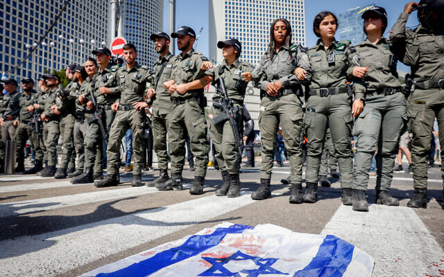 Police face demonstrators protesting against the government's planned judicial overhaul, in Tel Aviv, March 1, 2023. (Erik Marmor/Flash90)