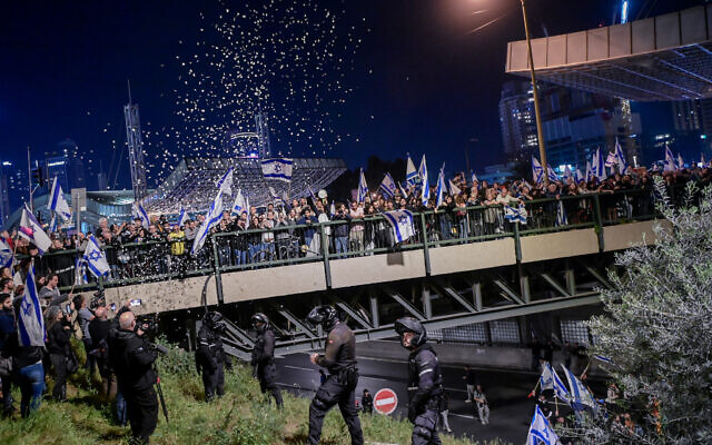 Israelis protesting the government's judicial overhaul in Tel Aviv, March 4, 2023. (Avshalom Sassoni/Flash90)