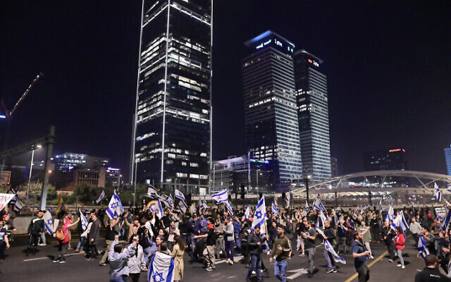 Protesters walk along Tel Aviv's Ayalon Highway, March 4, 2023 (Tomer Neuberg/Flash90)