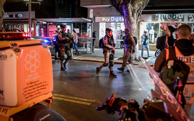 Police and medics at the scene of a terror attack on Dizengoff street, in central Tel Aviv, March 9, 2023. (Avshalom Saassoni/Flash90)