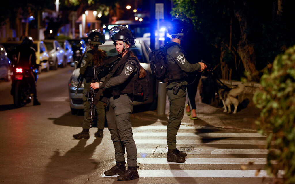 Police at the scene of a terror attack on Dizengoff street, in central Tel Aviv, March 9, 2023. (Avshalom Saassoni/Flash90)