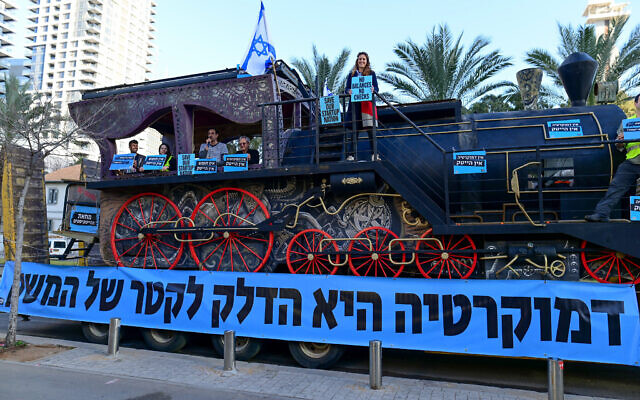 File: Workers from the tech sector protest against the government's planned judicial overhaul, in Tel Aviv, on March 9, 2023 (Tomer Neuberg/Flash90)