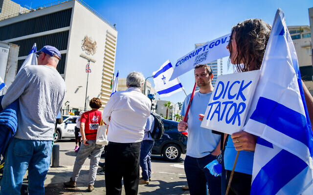 Israelis protest against the government's planned judicial overhaul, outside the British embassy in Tel Aviv, March 16, 2023. (Avshalom Sassoni/Flash90)