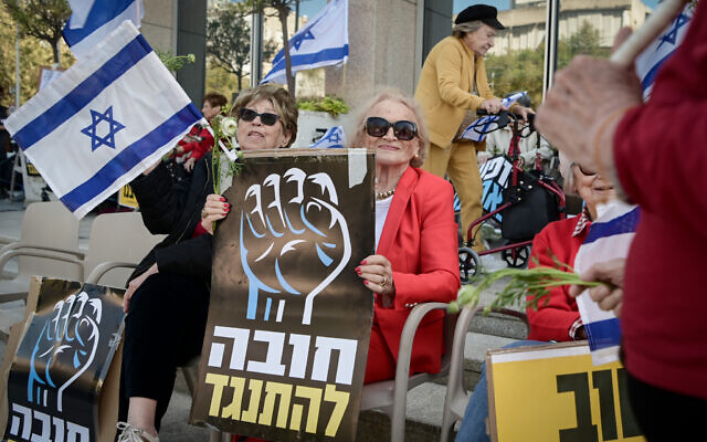 Elderly Israelis protest against the government's planned judicial overhaul, outside the Plaza old aged home in Tel Aviv, March 16, 2023. (Avshalom Sassoni/Flash90)