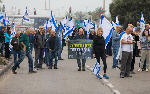 Demonstrators at the entrance to the Ashdod port during a protest against the judicial overhaul on March 23, 2023 (Flash90)