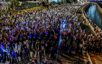 Israelis block the Ayalon highway in Tel Aviv during a protest against the government's planned judicial overhaul, on March 25, 2023. (Avshalom Sassoni/Flash90)