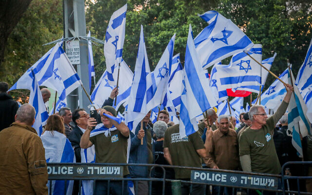 Israelis protest against the government's judicial overhaul, outside the home of Agriculture Minister Avi Dichter, in the southern coastal city of Ashkelon, March 26, 2023. (Flash90)