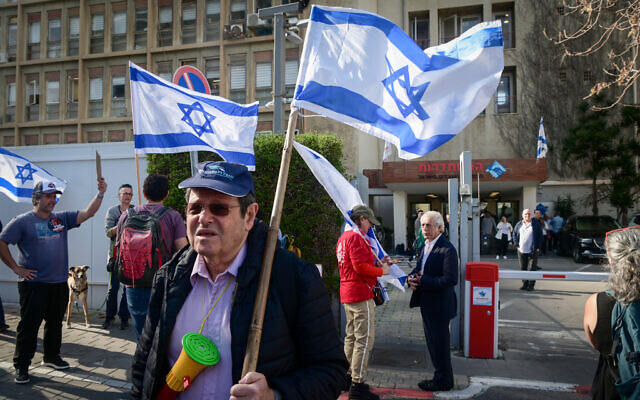 Protesters at the Histadrut labor union in Tel Aviv on March 27, 2023 (Avshalom Sassoni/Flash90)