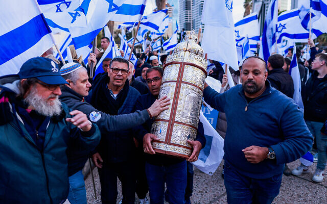 Right-wing Israelis attend a rally in support of the government's judicial overhaul, in Tel Aviv, March 30, 2023. (Erik Marmor/Flash90)