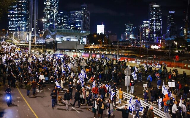 Right-wing Israelis block the Ayalon Highway during a rally in support of the government's judicial overhaul, in Tel Aviv, March 30, 2023. (Erik Marmor/Flash90)