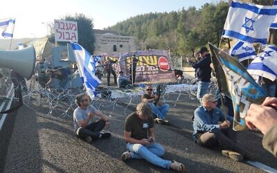 IDF reservists block Route 1 to protest the government's planned judicial overhaul, March 1, 2023 (Courtesy/Brothers in Arms)