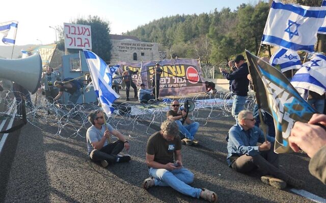 Reservists block Route 1 to protest the government's planned judicial overhaul, March 1, 2023 (Courtesy/Brothers in Arms)
