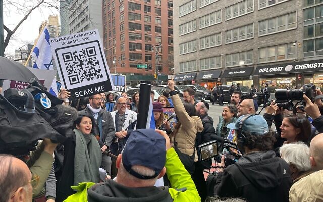 Israelis and American Jews protest against the judicial overhaul across from the Israeli consulate in New York, March 27, 2023.(Luke Tress)
