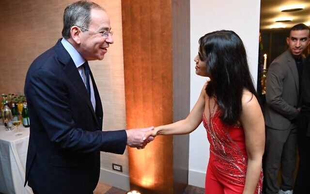 US Ambassador Tom Nides (L) greets Persian-Israeli singer/actress Liraz Charhi, March 19, 2023 (courtesy FDD)