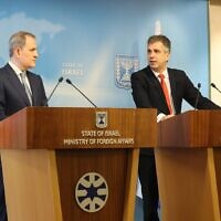 Foreign Minister Eli Cohen (R) at a press conference with Azerbaijani Foreign Minister Jeyhun Bayramov in Jerusalem on March 29, 2023 (Miri Shimonovich/Foreign Ministry)