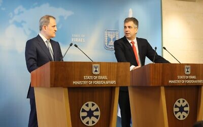 Foreign Minister Eli Cohen (R) at a press conference with Azerbaijani Foreign Minister Jeyhun Bayramov in Jerusalem on March 29, 2023. (Miri Shimonovich/ Foreign Ministry)