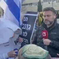 Screen capture from video of Channel 13 reporter Yossi Eli surrounded by pro-government supporters in Jerusalem, March 2023. (Twitter. Used in accordance with Clause 27a of the Copyright Law)