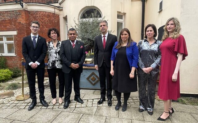 Foreign Minister Eli Cohen (C) with UK Minister of State for the Middle East Lord Tariq Ahmad (third from left) and Israeli Ambassador to the UK Tzipi Hotovely (third from right) and members of family of the late former ambassador Shlomo Argov, in London, March 21, 2023 (Stuart Mitchell)