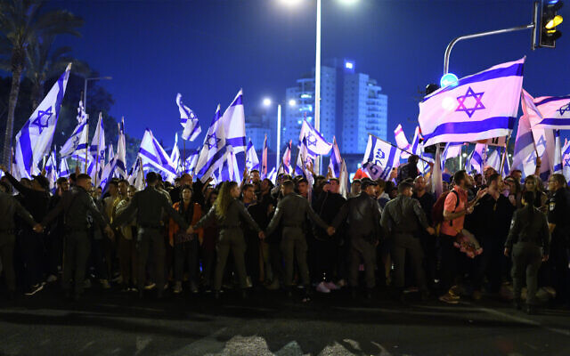 Thousands of protesters rally against the judicial overhaul bills in Ra'anana, March 27, 2023. (Gili Yaari/Flash90)