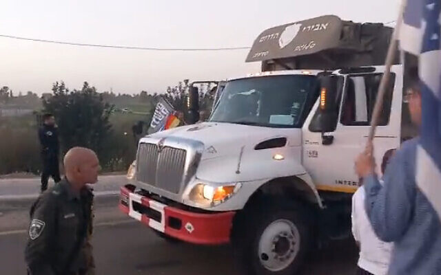 Police officers and protesters surround an army truck that allegedly accelated toward a protest at the Beit Kama Junction in southern Israel, March 1, 2023. (Screenshot: Twitter)