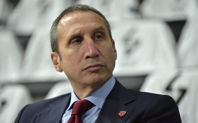 Then-Olympiacos' US head coach forward David Blatt looks on during the Euroleague basketball match between LDLC ASVEL Lyon-Villeurbanne and Olympiakos Basket Balle in Villeurbanne, central-eastern France on October 4, 2019. (ROMAIN LAFABREGUE / AFP / File) Then-Olympiacos' US head coach forward David Blatt looks on during the Euroleague basketball match between LDLC ASVEL Lyon-Villeurbanne and Olympiakos Basket Balle in Villeurbanne, central-eastern France on October 4, 2019. (ROMAIN LAFABREGUE / AFP / File)