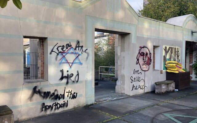 Antisemitic graffiti sprayed on Temple De Hirsch Sinai in Seattle, April 16, 2023. (Screenshot/Twitter: used in accordance with Clause 27a of the Copyright Law)