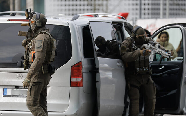 Illustrative: German police officers prepare their equipment in Berlin on March 31, 2023. (Odd ANDERSEN / AFP)