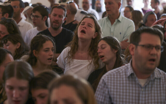 Mourners react during the funeral of sisters Maia and Rina Dee at the Kfar Etzion cemetery on April 9, 2023.(Menahem KAHANA / AFP)