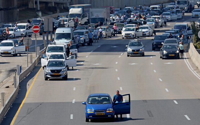 Drivers stand still in Tel Aviv on April 18, 2023 as sirens blare for two minutes marking Israel's annual Holocaust Remembrance Day in memory of the six million Jews killed during World War II. (JACK GUEZ / AFP)