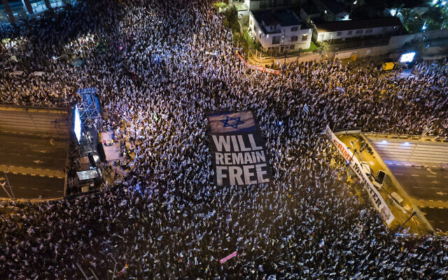 Tens of thousands of Israeli protest against plans by Prime Minister Benjamin Netanyahu's government to overhaul the judicial system in Tel Aviv, Israel, April 15, 2023. (AP Photo/Oded Balilty)