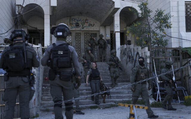 Israeli security forces search for the suspect of a shooting attack in the neighborhood of Sheikh Jarrah in East Jerusalem, April 18, 2023 (AP Photo/Mahmoud Illean)