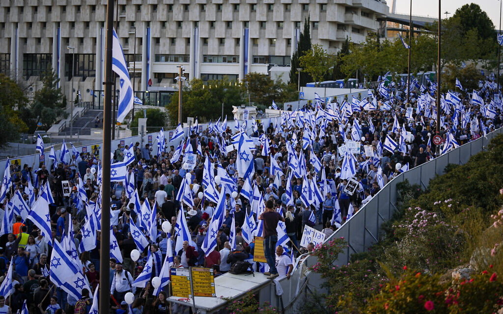 Right-wing Israelis attend a rally in support of the government outside the Knesset on April 27, 2023. (AP/Ohad Zwigenberg)