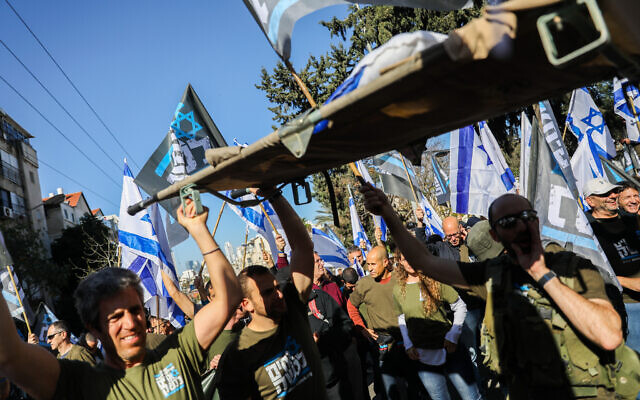 Israeli reserve soldiers and activists protest against the Israeli government's planned judicial overhaul, in Bnei Brak, March 16, 2023. (Flash90)
