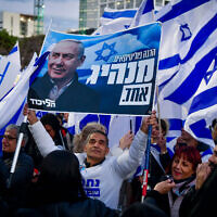Rally in support of the government's planned judicial overhaul, in Tel Aviv on March 30, 2023. The Netanyahu banner reads: "Many politicians; one leader." (Avshalom Sassoni/Flash90)