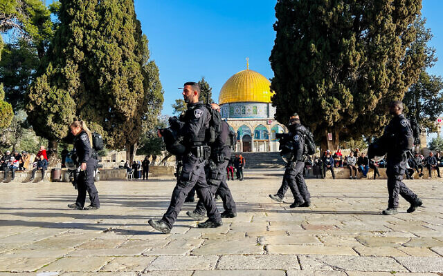 File: Israeli security forces guard near Al-Aqsa Mosque on the Temple Mount in Jerusalem's Old City, during the holy month of Ramadan April 5, 2023. (Jamal Awad/Flash90)