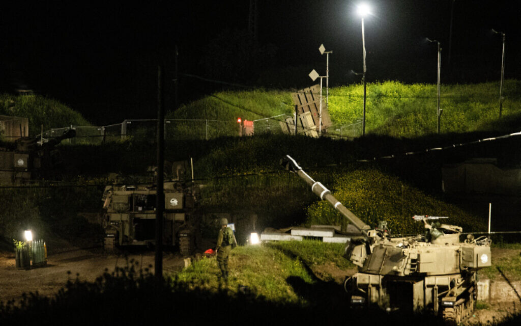 IDF artillery and an Iron Dome anti-missile system near the border with Lebanon, in northern Israel, April 6, 2023 (Ayal Margolin/Flash90)