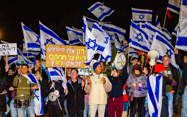 Israelis who oppose the government's planned judicial overhaul protest outside a Mimuna event attended by Prime Minister Benjamin Netanyau and his wife Sara, in Hadera on April 12, 2023. (Flash90)