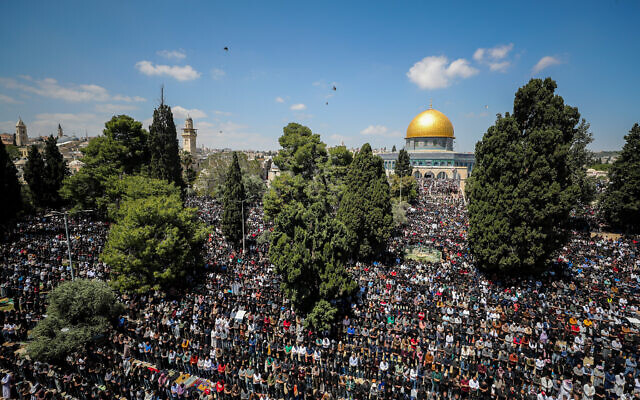 Tens of thousands of Muslim worshipers attend the last Friday prayers of the holy month of Ramadan, at the Al-Aqsa Mosque Compound atop the Temple Mount in Jerusalem's Old City, April 14, 2023. (Jamal Awad/Flash90)