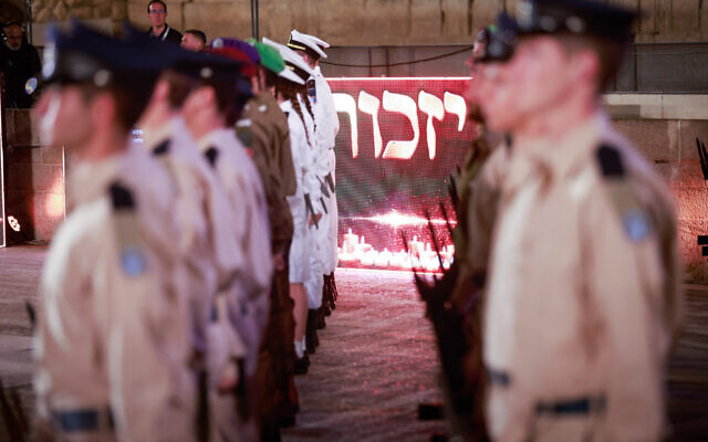 Israeli soldiers stand still as the Memorial Day siren sounds during a ceremony at the Western Wall in Jerusalem's Old City, on April 24, 2023. (Erik Marmor/Flash90)