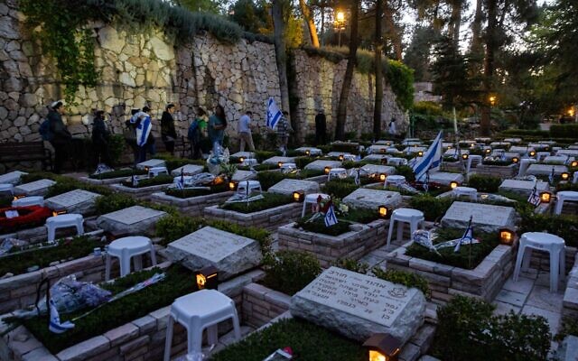 Memorial candles near graves of fallen soldiers on Mount Herzl in Jerusalem on April 24, 2023. (Yonatan Sindel/Flash90)