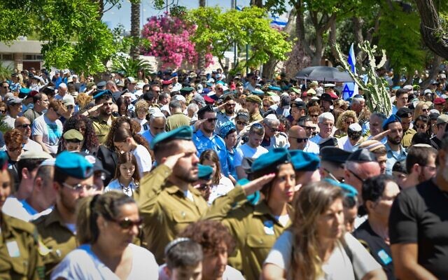 Bereaved families, friends and Israeli soldiers visit the graves of fallen soldiers on Memorial Day at the Military Cemetery in Holon, April 25, 2023. (Avshalom Sassoni/Flash90)