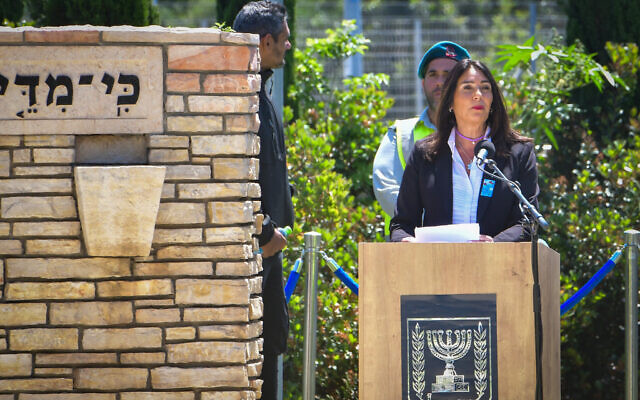 Minister of Transportation Miri Regev speaks at a Memorial Day ceremony at the military cemetery in Holon, April 25, 2023. (Avshalom Sassoni/Flash90)