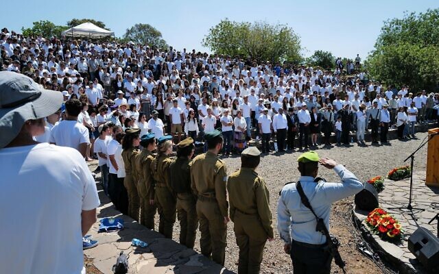 Bereaved families, high school students, and military officers attend a memorial ceremony for fallen IDF soldiers, overlooking ancient Gamla and the sea of Galilee, Golan Heights on April 25, 2023. (Michael Giladi/Flash90)