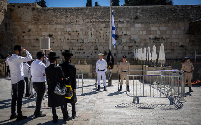 Israeli soldiers stand at attention ahead of a Memorial Day ceremony at the Western Wall in Jerusalem, April 25, 2023. (Yonatan Sindel/Flash90)