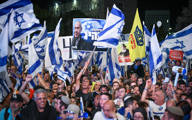 Right-wing Israelis attend a rally in support of the government, outside the Knesset in Jerusalem, on April 27, 2023. (Arie Leib Abrams/Flash90)