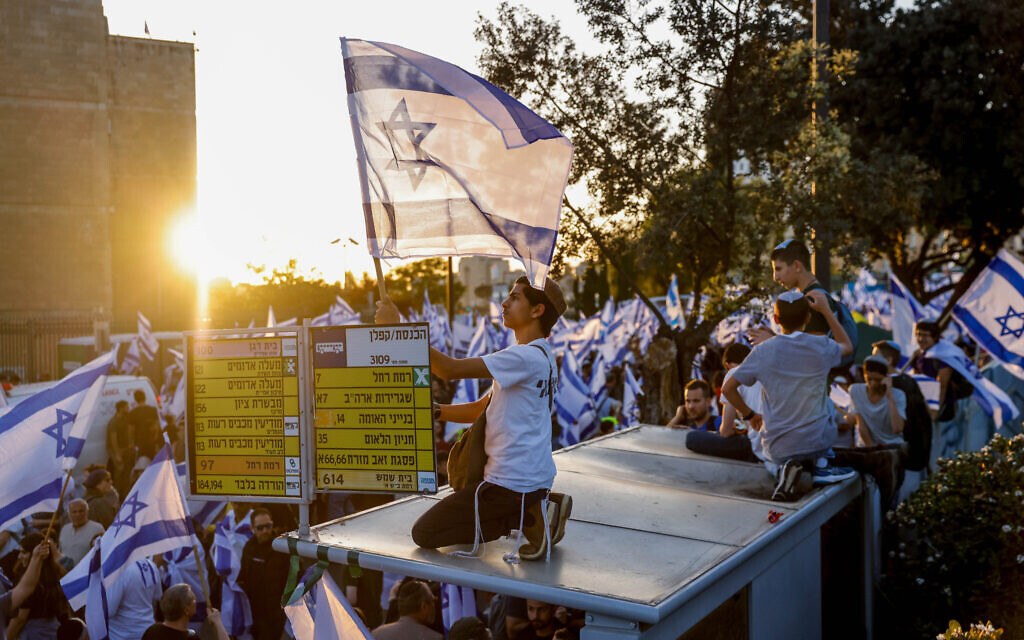 Right-wing Israelis attend a rally in support of the government outside the Knesset on April 27, 2023. (Erik Marmor/Flash90)