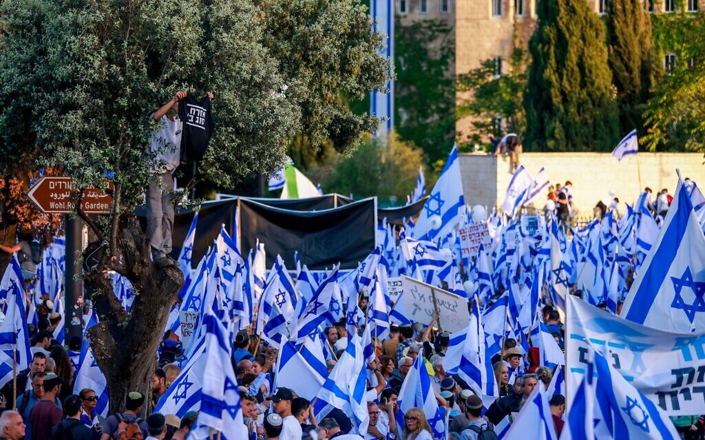 Right-wing Israelis attend a rally in support of the government outside the Knesset on April 27, 2023. (Erik Marmor/Flash90)