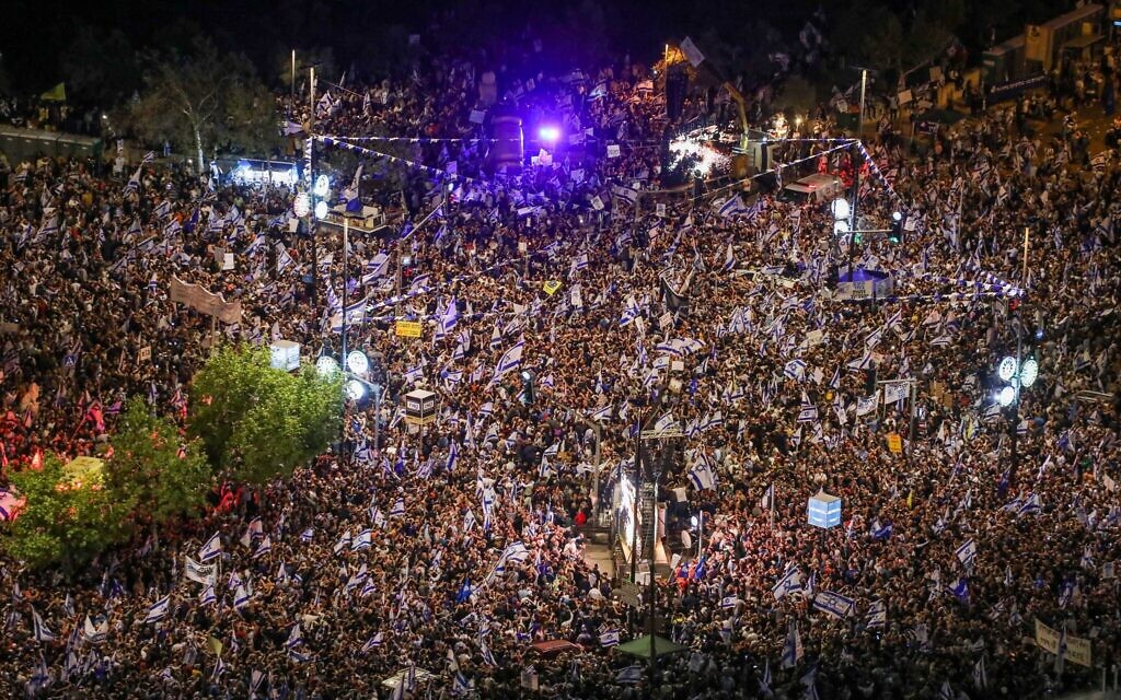 Right-wing Israelis attend a rally in support of the government's planned judicial overhaul, outside the Knesset in Jerusalem, on April 27, 2023. (Flash90)